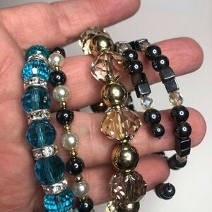 837 Lot of 4 beaded coil/ stretch bracelets blue beaded, goldtone, faux pearl